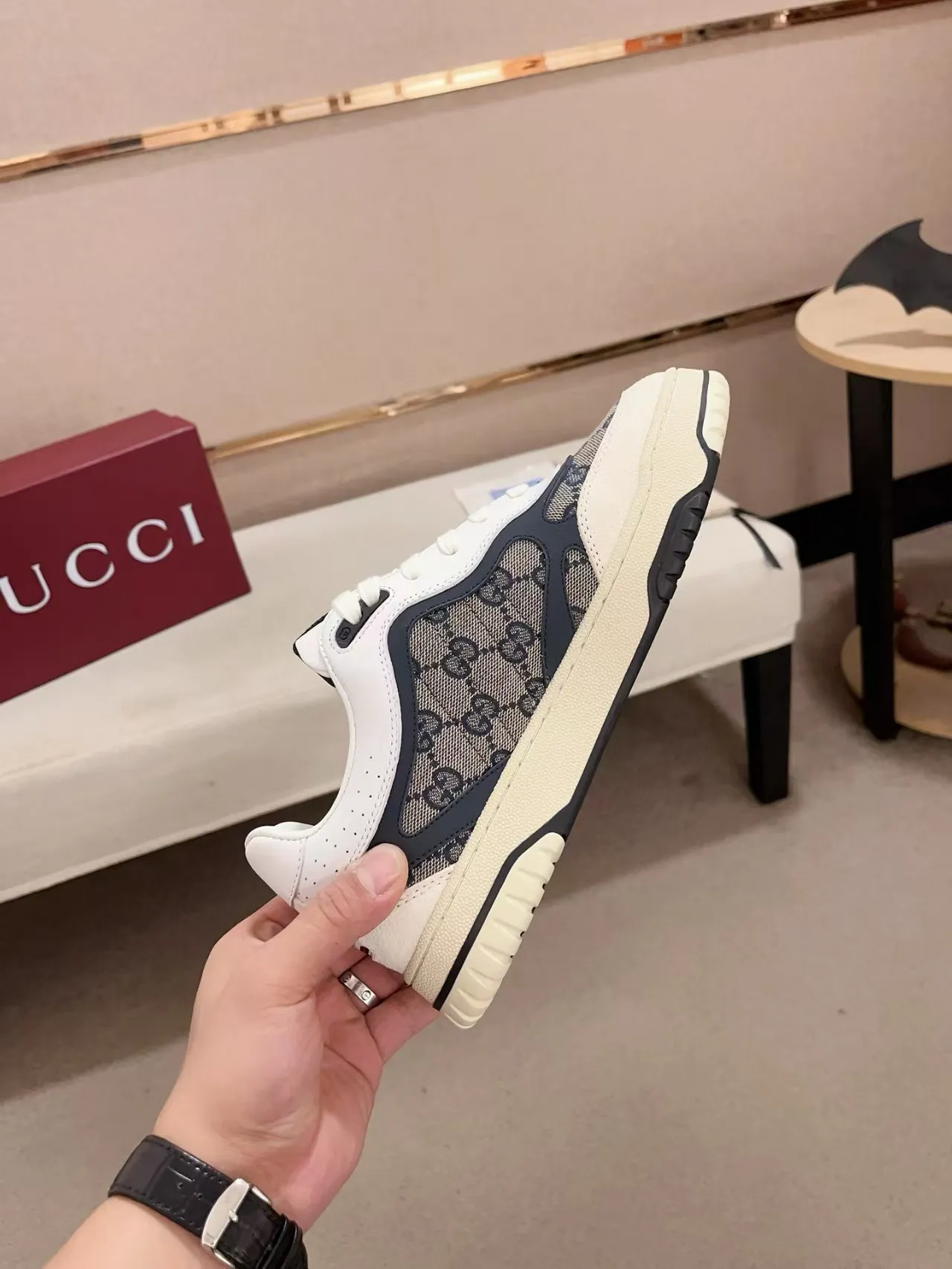 Factory price: 420💰Gucci new men's shoes GUCCI [Lightning] latest shoes are shipped. Original quality, fashionable, made of special materials, sheepskin lining, brand new packaging. The foot feels super comfortable and the workmanship is impeccable. Size: Men's 38-44, customized 45